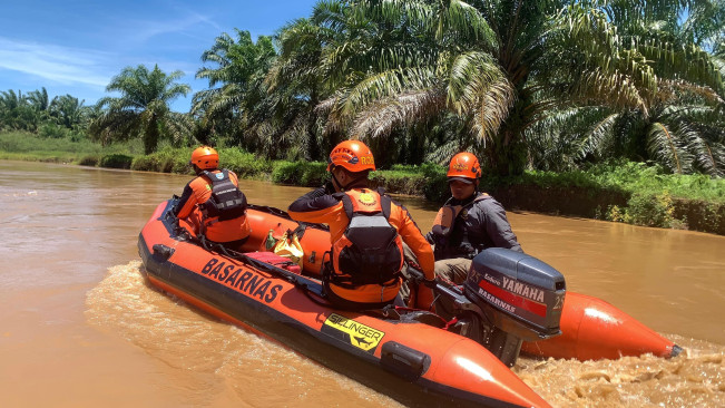 Basarnas mengevakuasi korban. [SAR Medan]